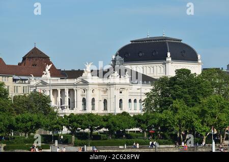 Zürich, Schweiz - 14. Juni 2017: Blick von der Stadt Zürich auf den Utoquai mit dem Opernhaus Zürich Stockfoto
