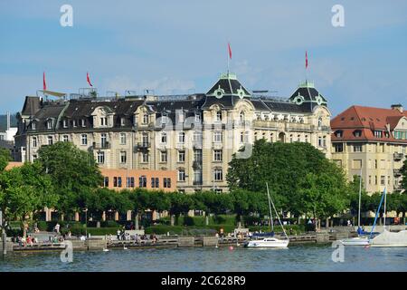 Zürich, Schweiz - 14. Juni 2017: Blick von der Stadt Zürich auf den Utoquai Kai, Kanton Zürich Schweiz Stockfoto
