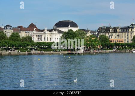 Zürich, Schweiz - 14. Juni 2017: Blick von der Stadt Zürich auf den Utoquai mit dem Opernhaus Zürich im Stockfoto