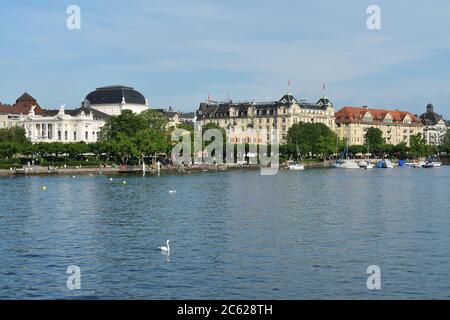 Zürich, Schweiz - 14. Juni 2017: Blick von der Stadt Zürich auf den Utoquai mit dem Opernhaus Zürich im Stockfoto
