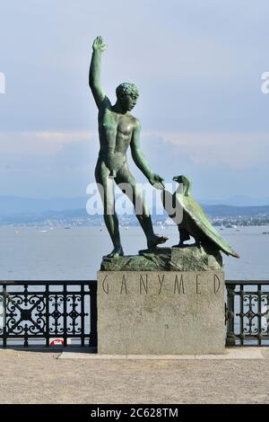 Zürich Schweiz - 14. Juni 2017: Ganymed Statue (Statue eines Mannes und eines Adlers) in Zürich Schweiz - Zürichsee Panorama im Hintergrund Stockfoto