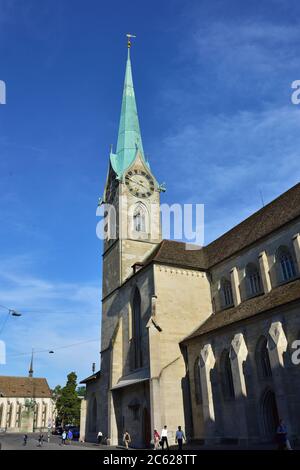 Zürich, Schweiz - 14. Juni 2017: Blick auf das historische Stadtzentrum von Zürich mit der berühmten Fraumünster-Kirche. Zürich, die Hauptstadt des Schweizer Kantons zu Stockfoto