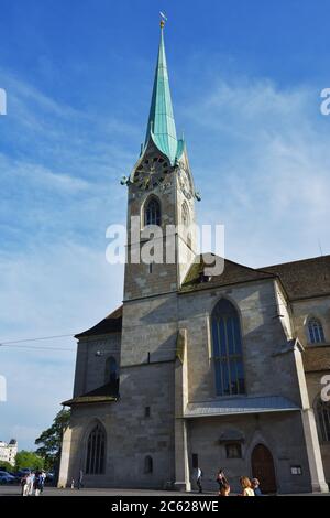 Zürich, Schweiz - 14. Juni 2017: Blick auf das historische Stadtzentrum von Zürich mit der berühmten Fraumünster-Kirche. Zürich, die Hauptstadt des Schweizer Kantons zu Stockfoto