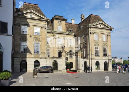 Zürich, Schweiz - 14. Juni 2017: Zürcher Straßenszene im historischen Teil der Stadt. Architektur auf der Münsterhofstraße Stockfoto