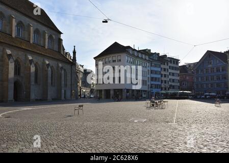 Zürich, Schweiz - 14. Juni 2017: Zürcher Straßenszene im historischen Teil der Stadt. Münsterhof Stockfoto