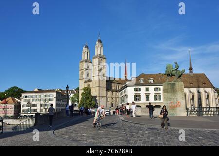 Zürich, Schweiz - 14. Juni 2017: Blick über die Münsterbrücke über die Limmat in Richtung Grossmünster in der Stadt Zuri Stockfoto