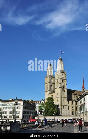 Zürich, Schweiz - 14. Juni 2017: Blick über die Münsterbrücke über die Limmat in Richtung Grossmünster in der Stadt Zuri Stockfoto