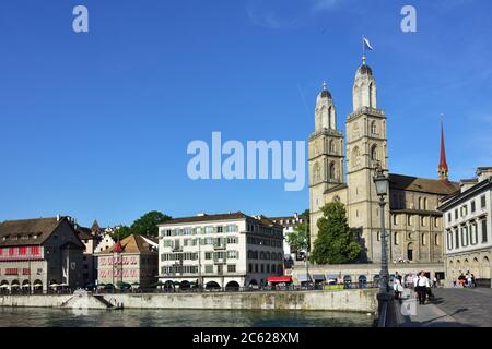 Zürich, Schweiz - 14. Juni 2017: Blick über die Münsterbrücke über die Limmat in Richtung Grossmünster in der Stadt Zuri Stockfoto