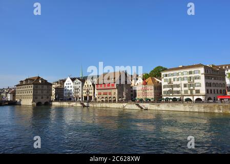 Zürich, Schweiz - 18. Juni 2017: Altstadtgebäude entlang der Limmat bei Sonnenuntergang. Zürich ist die grösste Stadt der Schweiz und die capi Stockfoto