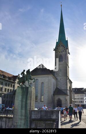 Zürich, Schweiz - 14. Juni 2017: Blick auf das historische Stadtzentrum von Zürich mit der berühmten Fraumünster-Kirche. Zürich, die Hauptstadt des Schweizer Kantons zu Stockfoto
