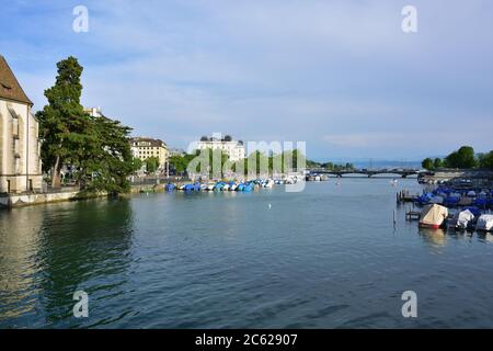 Zürich, Schweiz - 14. Juni 2017: Die Limmat und der Limmatquai, Zürichsee im Hintergrund. Zürich ist die größte Stadt der Schweiz Stockfoto