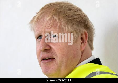 Premierminister Boris Johnson, der mit einem neuen Haarschnitt aufsteht, bei einem Besuch der Siemens Rail-Werkbaustelle in Goole. Stockfoto