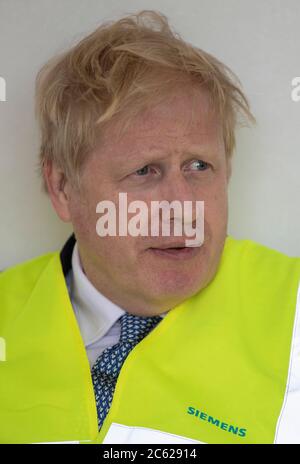 Premierminister Boris Johnson, der mit einem neuen Haarschnitt aufsteht, bei einem Besuch der Siemens Rail-Werkbaustelle in Goole. Stockfoto