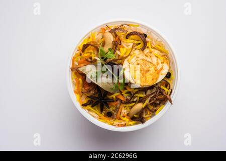 Restaurant Stil Ei Biryani oder Anda Pulao verpackt für die Hauslieferung in Plastikbox oder Container mit Raita und Salan Stockfoto