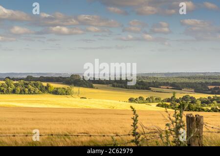 Landschaftlich reizvolle Aussicht auf die ländliche Landschaft rund um den Farley Mount in der Nähe von Hursley im Sommer, Farley Mount Country Park, Hampshire, England, Großbritannien Stockfoto