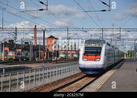 Kouvola, Finnland - 30. Juli 2019: Der Allegro-Zug kommt am Bahnhof an. Zug Pendolino SM6 Helsinki, Finnland - St.Petersburg, Russland. Stockfoto