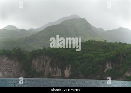 Hier sind wilde Küstenklippen an der Karibikküste von Saint Lucia in der Nähe von Marigot Bay zu sehen. Stockfoto