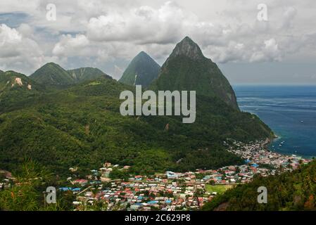 Hier sind zwei bergige vulkanische Plugs, bekannt als die Pitons auf der Insel St. Lucia in der Karibik oberhalb der Stadt Soufrière. Stockfoto