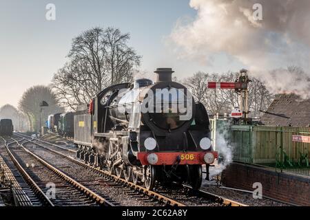 SR 'S 15' 4-6-0 No. 506, Medstead und vier Marken Station auf der Mid-Hants Railway, Hampshire Stockfoto