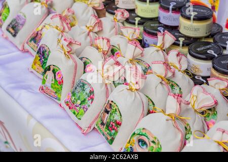Moskau, Russland - 18. Februar 2018: Kräutertee und Honig in Gläsern zum Verkauf auf dem Festivalmarkt Stockfoto