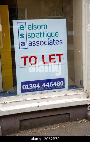 Um Makler in leerem Schaufenster, Elsom Spettigue Associates, Woodbridge, Suffolk, England zu lassen Stockfoto