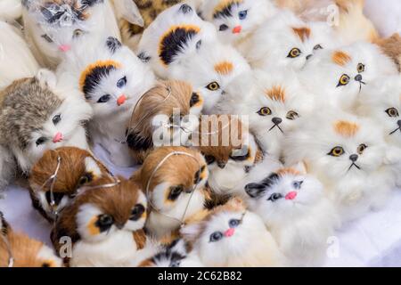 Moskau, Russland - 18. Februar 2018: Pelzspielzeug - Katzen und Eulen zum Verkauf auf dem Straßenmarkt Stockfoto