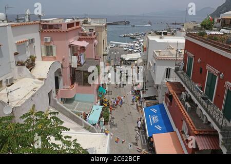 Capri, Italien - 26. Juni 2014: Straße und Marina Grande Blick von der Seilbahn auf der Insel in Capri, Italien. Stockfoto