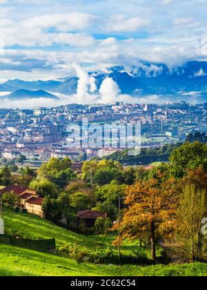 Oviedo Stadt Antenne Panoramablick Sonnenuntergang Blick von der Kirche Santa Maria del Naranco Aussichtspunkt in der Nähe von Oviedo, Spanien Stockfoto