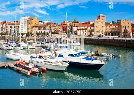 Gijon Marina mit Yachten. Gijon ist die größte Stadt in Asturien in Spanien. Stockfoto