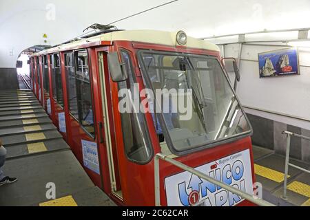 Capri, Italien - 26. Juni 2014: Standseilbahn Öffentliche Verkehrsmittel am Bahnhof in Capri, Italien. Stockfoto