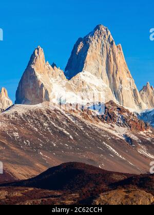 Monte Fitz Roy oder Cerro Chalten von oben aus gesehen. Fitz Roy ist ein Berg in der Nähe von El Chalten, im südlichen Patagonien, an der Grenze zwischen Stockfoto