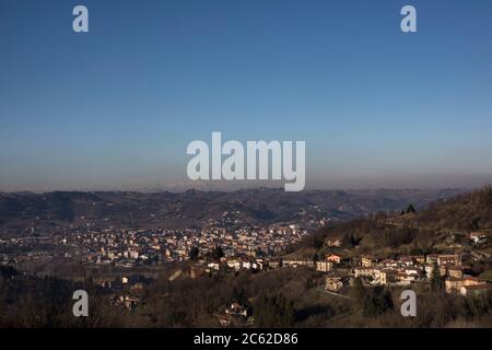 Panoramafenblick auf Acqui Terme von den Hügeln, Bormida-Tal, Piemont, Italien Stockfoto