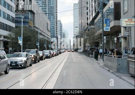 Lange Staus Warteschlangen in einem modernen Stadtzentrum gesehen, wie der Verkehr gesehen wird verlassen die Stadt. Stockfoto