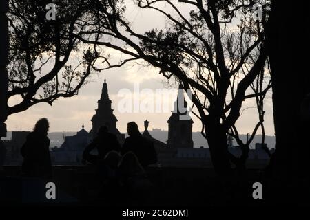 Valletta, Malta. Februar 2020. Touristen genießen den Blick am späten Nachmittag auf den Grand Harbour und die Stadt Valletta von den Upper Barrakka Gardens in der Nähe des Barrakka Lift in Valletta, Malta. Kredit: Mark Hertzberg/ZUMA Wire/Alamy Live Nachrichten Stockfoto