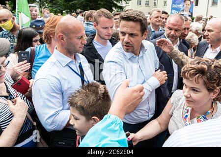 Breslau, Polen. Juli 2020. 6. Juli 2020 Strzelin Polen Kandidat für den polnischen Präsidenten Rafal Trzaskowski von der Bürgerkoalition bei der Wahlkundgebung in Strzelin Quelle: Krzysztof Kaniewski/ZUMA Wire/Alamy Live News Stockfoto