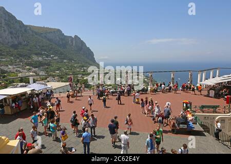 Capri, Italien - 26. Juni 2014: Touristenrudel auf der großen Terrasse mit Blick auf Capri, Italien. Stockfoto