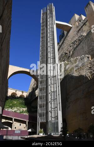 Valletta, Malta. Februar 2020. Der Barrakka Lift in Valletta, Malta verbindet die Lascaris Wharf am Grand Harbour mit der St. Peter und Paul Bastion und den Upper Barrakka Gardens. Der ursprüngliche Lift aus dem Jahr 1905 wurde 1983 abgerissen. Der heutige wurde 2012 gebaut. Kredit: Mark Hertzberg/ZUMA Wire/Alamy Live Nachrichten Stockfoto