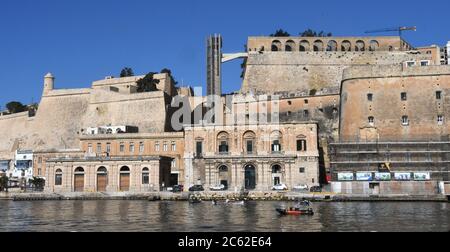 Valletta, Malta. Februar 2020. Der Barrakka Lift in Valletta, Malta verbindet die Lascaris Wharf am Grand Harbour mit der St. Peter und Paul Bastion und den Upper Barrakka Gardens. Der ursprüngliche Lift aus dem Jahr 1905 wurde 1983 abgerissen. Der heutige wurde 2012 gebaut. Kredit: Mark Hertzberg/ZUMA Wire/Alamy Live Nachrichten Stockfoto