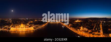 Panorama-Luftdrohne Aufnahme der Fassade des ungarischen Parlaments mit Licht in Budapest Nacht Stockfoto