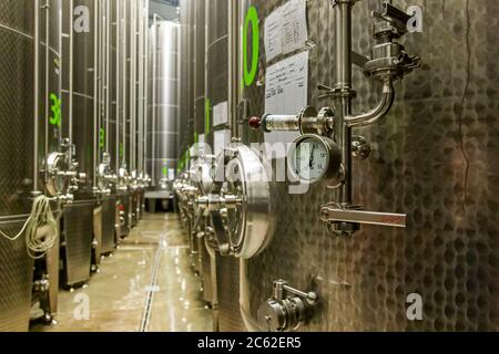 Jörg Geiger Manufaktur für Obstwein und Säfte. 42 Edelstahltanks - die neue große Speisekammer im Werk II der Jörg Geiger Manufaktur Stockfoto