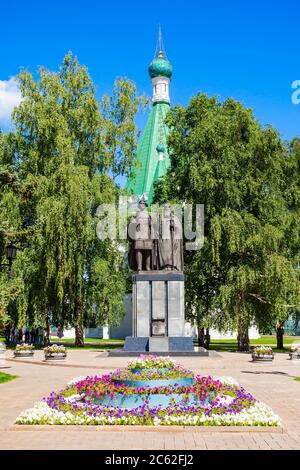 Denkmal für Prinz Yuri Vsevolodovich und Bischof Simon von Susdal in der Nähe der Erzengel Michael Kathedrale im Kreml Nischni Nowgorod, Russland. Stockfoto