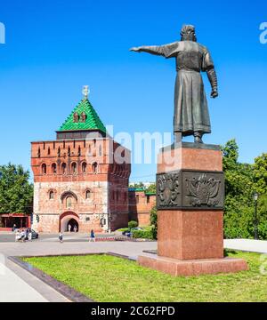 Kusma Minin Denkmal und Turm des Demetrius oder Dmitrowskaja Turm im Nischni Nowgorod Kreml. Kreml ist eine Festung im historischen Stadtzentrum von Stockfoto