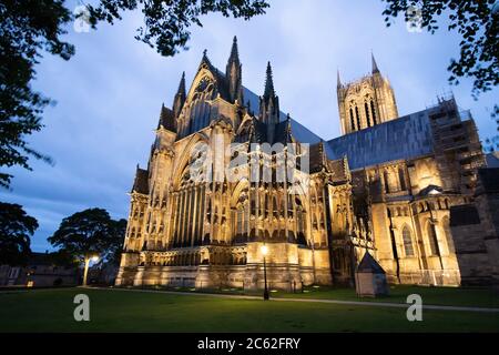 Ein Blick auf die historische Lincoln Cathedral bei Nacht vom Priory Gate in der Bailgate Gegend von Lincoln. Das Bild zeigt den Lichtwechsel, der im Rahmen des Lincoln Connected Projekts im Jahr 2020 durchgeführt wurde. Stockfoto