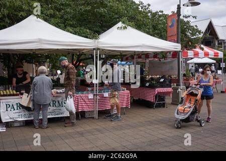 Händler und Einkäufer auf dem Saturday Farmers Market in Lake Oswego, Oregon, am 4. Juli 2020. Stockfoto