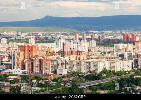 Panoramablick auf Krasnojarsk von den umliegenden Bergen am Abend