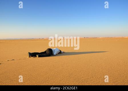 Durst, sterbende Frau in der Wüste, Sahara Stockfoto