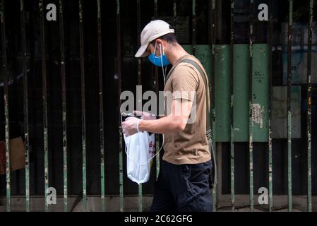 Teheran, Iran. Juli 2020. Menschen verwenden Maske und Gesichtsschutz, um gegen Covid-19 zu schützen. Auch der Präsident der Islamischen Republik Iran Hassan Rohani hat angeordnet, dass das Tragen von Masken in geschlossenen öffentlichen Räumen obligatorisch ist. (Foto: Sobhan Farajvan/Pacific Press/Sipa USA) Quelle: SIPA USA/Alamy Live News Stockfoto