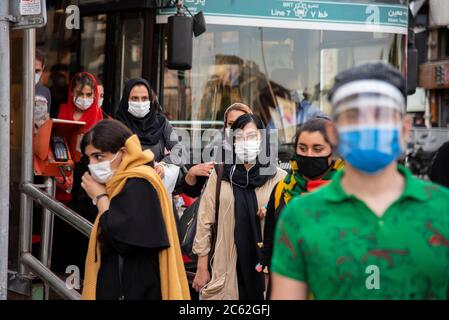 Teheran, Iran. Juli 2020. Menschen verwenden Maske und Gesichtsschutz, um gegen Covid-19 zu schützen. Auch der Präsident der Islamischen Republik Iran Hassan Rohani hat angeordnet, dass das Tragen von Masken in geschlossenen öffentlichen Räumen obligatorisch ist. (Foto: Sobhan Farajvan/Pacific Press/Sipa USA) Quelle: SIPA USA/Alamy Live News Stockfoto