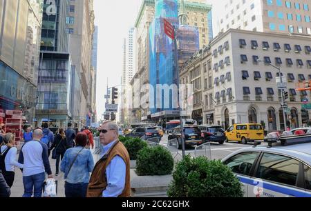 Geparktes NYPD Fahrzeug sen. geparkt neben dem Out of View Trump Tower in NYC. Auch die vielen hohen Gebäude in der Gegend sind zu sehen. Stockfoto