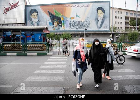 Teheran, Iran. Juli 2020. Menschen verwenden Maske und Gesichtsschutz, um gegen Covid-19 zu schützen. Auch der Präsident der Islamischen Republik Iran Hassan Rohani hat angeordnet, dass das Tragen von Masken in geschlossenen öffentlichen Räumen obligatorisch ist. (Foto: Sobhan Farajvan/Pacific Press/Sipa USA) Quelle: SIPA USA/Alamy Live News Stockfoto